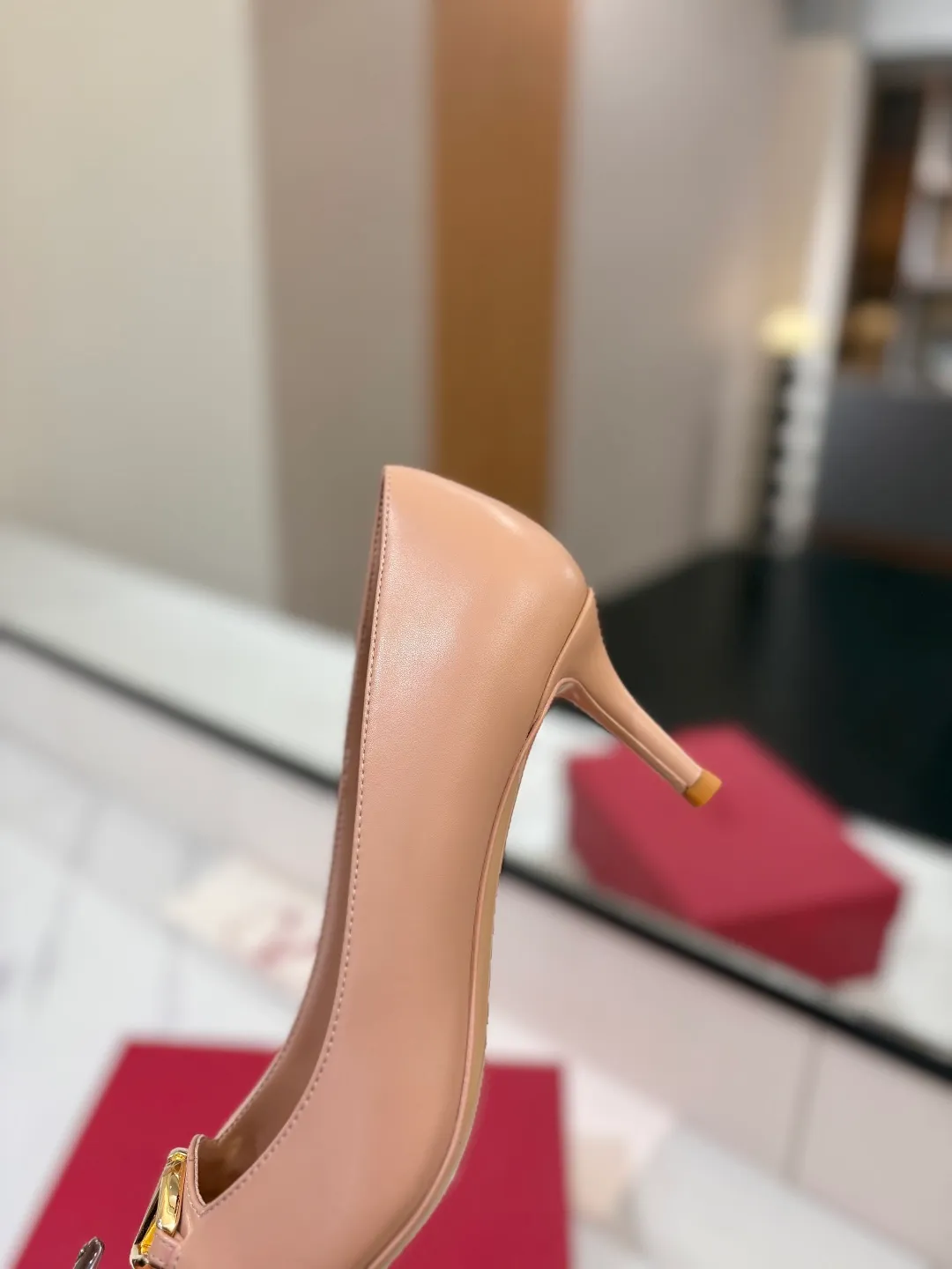 💕💕Factory direct selling price p520💕💕 VALENTINO’s hottest new high-heeled shoes, latest logo buckle, perfect combination with sexy pointed toe❤️‍🔥❤️‍🔥❤️‍🔥❤️‍🔥It is simply the pinnacle of summer fashion💖💖💖💖original replica Upper: patent leather, subleather Outsole: Italian leather outsole Heel height: 6.5cm Size: 35-39 (40 41 42 customized, non-refundable and non-exchangeable)